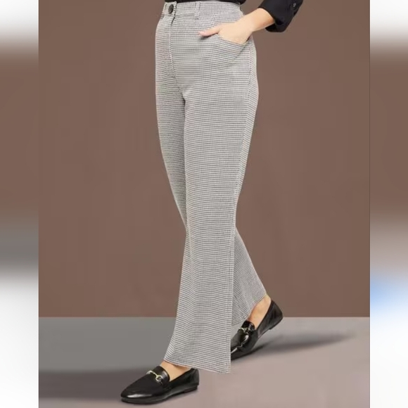 ⭐️PRICEDROP⭐️2PC GUESS pants BUNDLE - Picture 5 of 15